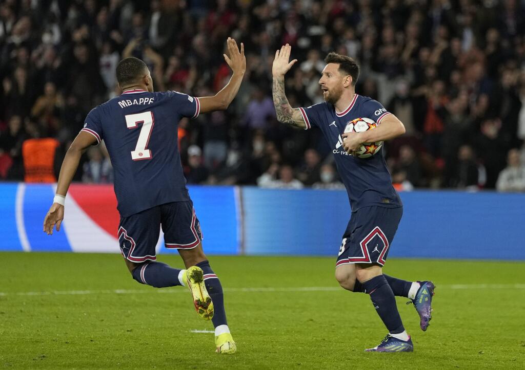JB 24 Paríž - Hráč PSG Lionel Messi (vpravo) oslavuje so spoluhráčom Kylianom Mbappéom po tom, ako strelil druhý gól v zápase A-skupiny Ligy majstrov Paríž St. Germain - RB Lipsko v Paríži 19. októbra 2021. FOTO TASR/AP
PSG's Lionel Messi, right, celebrates with PSG's Kylian Mbappe after scoring his side's second goal during the Champions League group A soccer match between Paris Saint Germain and RB Leipzig at the Parc des Princes stadium in Paris, Tuesday, Oct. 19, 2021. (AP Photo/Francois M