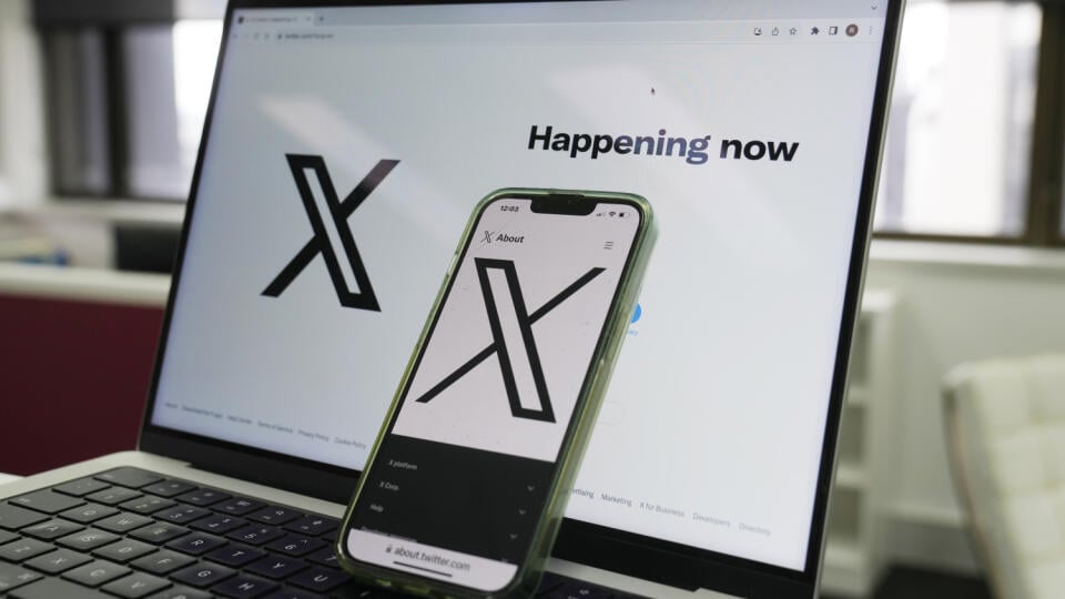 KK23 Sydney - Na snímke titulná stránka sociálnej sieti X (predtým Twitter) na počítači a mobile 16. októbra 2023 v Sydney. Austrálska komisárka pre elektronickú bezpečnosť Julie Inman Grantová v pondelok udelila sociálnej sieti X (predtým Twitter) pokutu 610.500 austrálskych dolárov (366.000 eur). Dôvodom je nedostatočné preukázanie krokov proti príspevkom obsahujúcim sexuálne zneužívanie detí, informuje TASR podľa správy agentúry AFP. FOTO TASR/AP
The opening page of X is displayed on a comput
