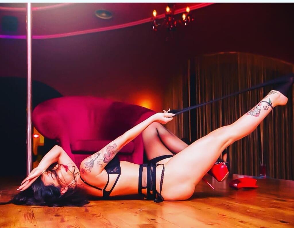 Sociálne siete talianskej pornoherečky sú zahltené jemnou erotikou.