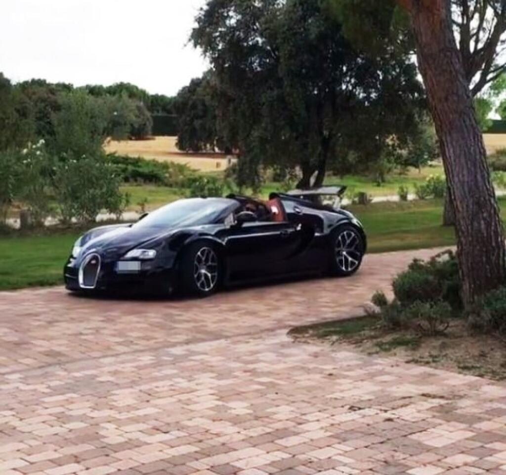 Vozový park Cristiana Ronalda stojí za to. Aj takéto luxusné tátoše mu parkovali, či parkujú v garáži.