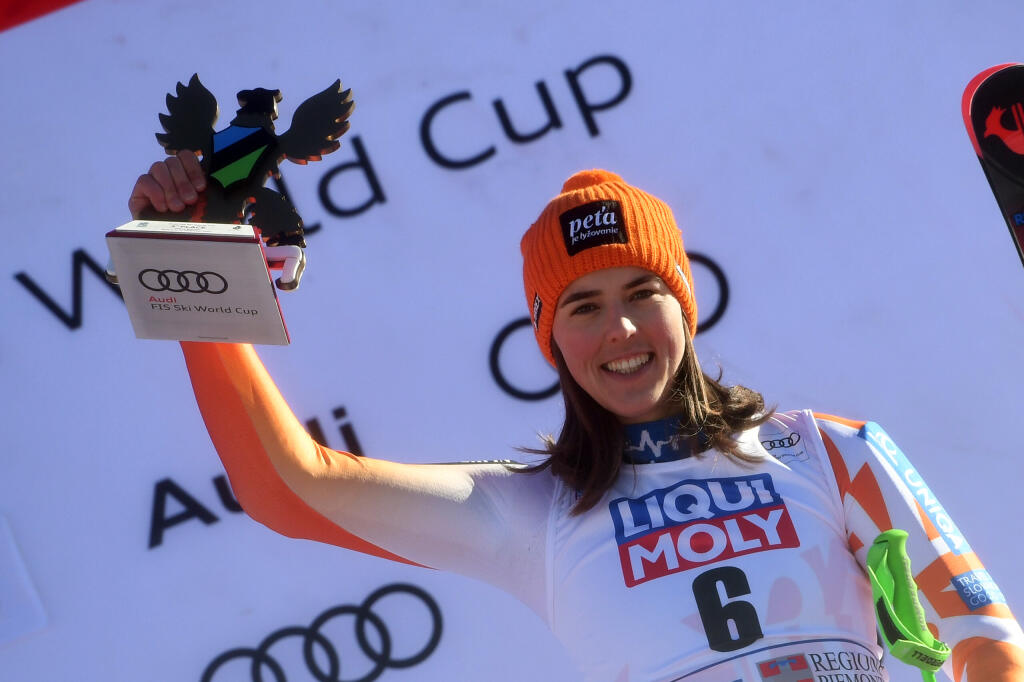 Na snímke slovenská lyžiarka Petra Vlhová oslavuje na pódiu po 2. kole obrovského slalomu Svetového pohára žien v alpskom lyžovaní v talianskom Sestriere 10. decembra 2022. FOTO TASR - Martin Baumann