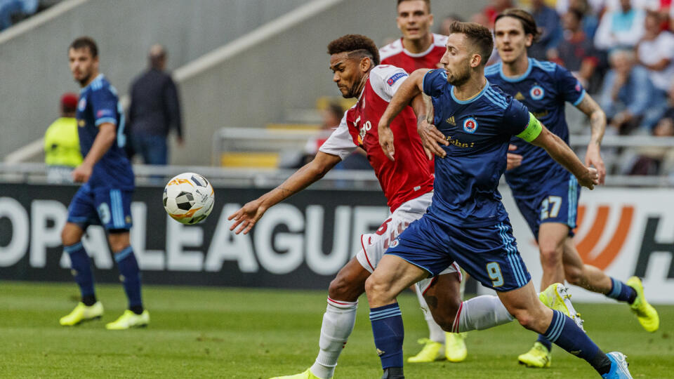 Na snímke Andraž Šporar a Bruno Viana Willemen Da Silva počas zápasu K skupiny Európskej ligy UEFA medzi ŠK Slovan Bratislava a Braga SC.