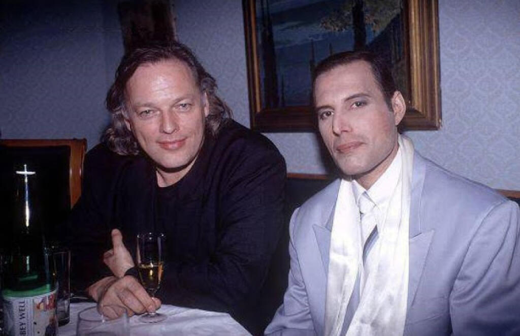 Spevák Queen Freddie Mercury a gitarista skupiny Pink Floyd David Gilmour.
