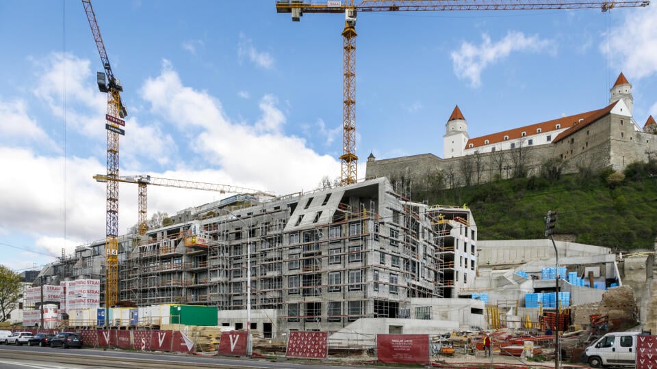 Na snímke pokračujúca výstavba domov na stavenisku v bratislavskom Podhradí, kde sa uskutočňuje výstavba developerského projektu Vydrica. Plánovaný termín dokončenia 1. etapy je rok 2024. V Bratislave 3. apríla 2023. FOTO TASR - Dano Veselský