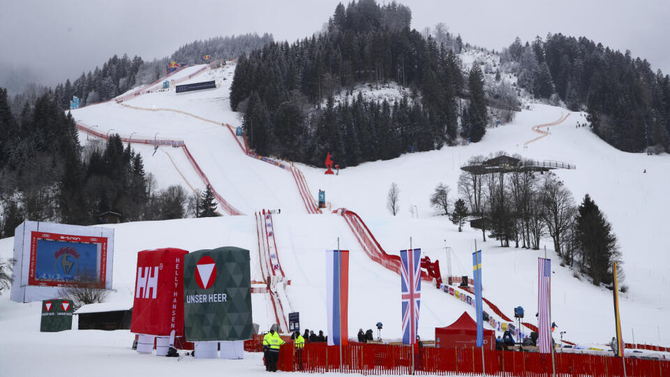 JB 22 Kitzbühel - Pohľad na trať zjazdu mužov Svetového pohára v alpskom lyžovaní v rakúskom Kitzbüheli 23. januára 2021. Sobotňajší zjazd Svetového pohára alpských lyžiarov v rakúskom Kitzbüheli, ktorý rozhodcovská jury zrušila pre nepriaznivé poveternostné podmienky, sa napokon uskutoční v nedeľu (10.20 h). FOTO TASR/AP

A view of the course after an alpine ski, men's World Cup downhill was canceled due to bad weather, in Kitzbuehel, Austria, Saturday, Jan. 23, 2021. (AP Photo/Marco Trovati)