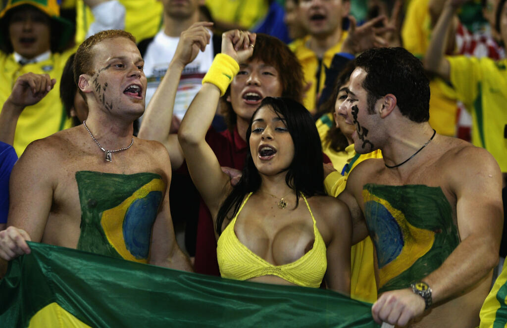 Brazílska fanúšička bola hviezdou majstrovstiev sveta v roku 2002. Svojich krajanov povzbudzovala tak húževnato, až jej vypadávali prsia z jej minitrička.