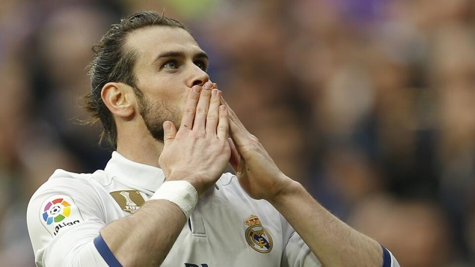 EBE 61 Madrid - Na snímke hráč Realu Madrid Gareth Bale oslavuje svoj gól v zápase 22. kola španielskej futbalovej LaLigy Real Madrid - Espanyol v sobotu 18. februára 2017. FOTO TASR/AP
Real Madrid's Gareth Bale celebrates after scoring his side's second goal against Espanyol during a Spanish La Liga soccer match between Real Madrid and Espanyol at the Santiago Bernabeu stadium in Madrid, Saturday, Feb. 18, 2017. Bale scored one in Real Madrid's 2-0 victory. (AP Photo/Francisco Seco)