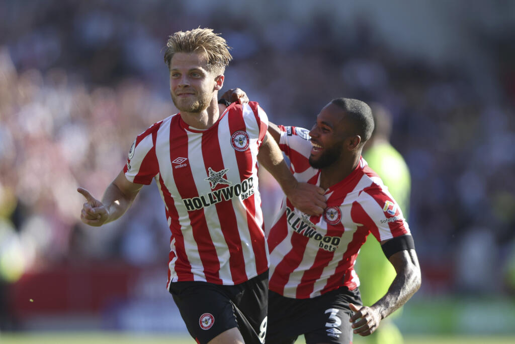 Hráč Brentfordu Mathias Jensen (vľavo) oslavuje so spoluhráčom Ricom Henrym po tom, ako strelil druhý gól vo futbalovom zápase anglickej ligy Premier League FC Brentford -Manchester United v Londýne 13. augusta 2022. FOTO TASR/AP