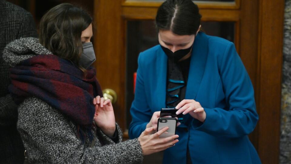 Personál divadla kontroluje návštevníčke covid pass pred začiatkom premiéry divadelnej inscenácie s názvom Monológy a dialógy v Divadle Jána Palárika v Trnave v sobotu 15. januára 2022.