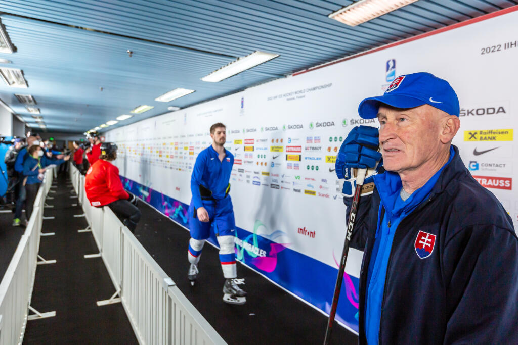 Slovenskí hokejoví reprezentanti absolvovali svoj prvý tréning a presunuli sa na rozhovory do mix zóny. Na snímke je tréner Craig Ramsay.