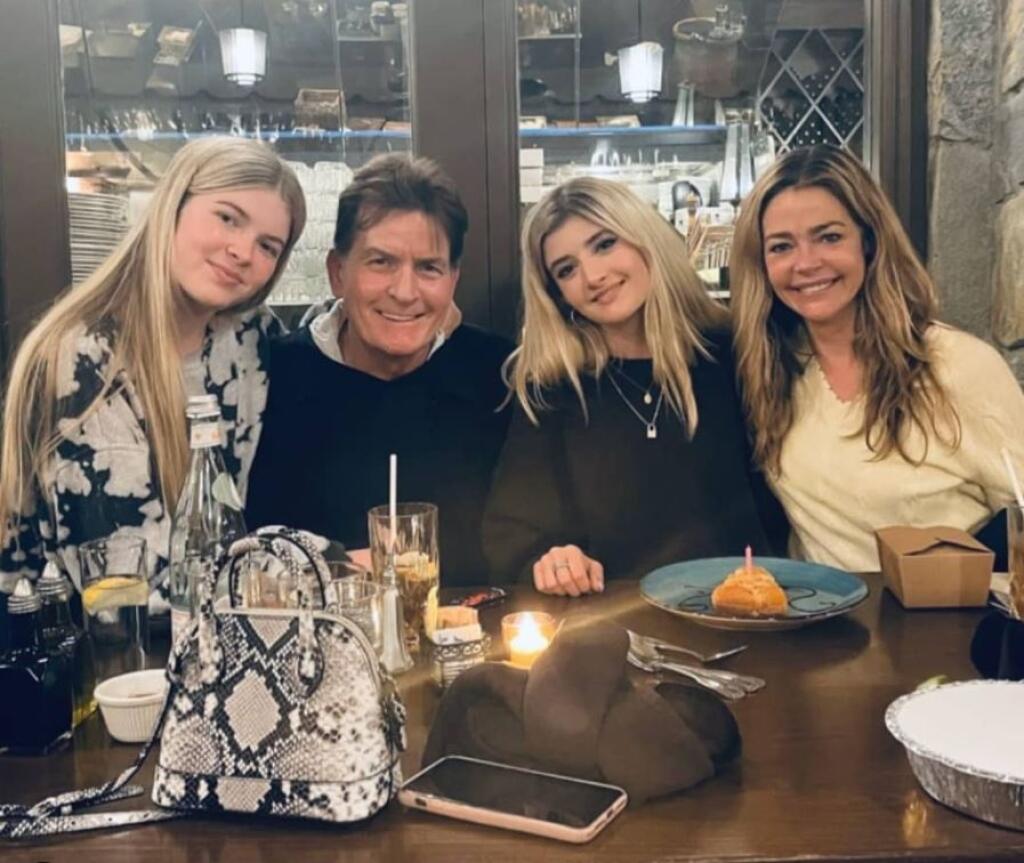 Na zábere zľava: Lola (15), Charlie Sheen (55), Sami (17) a Denise Richards (50)