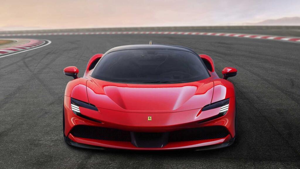 Predná časť hybridného hyperšportu má atraktívne línie