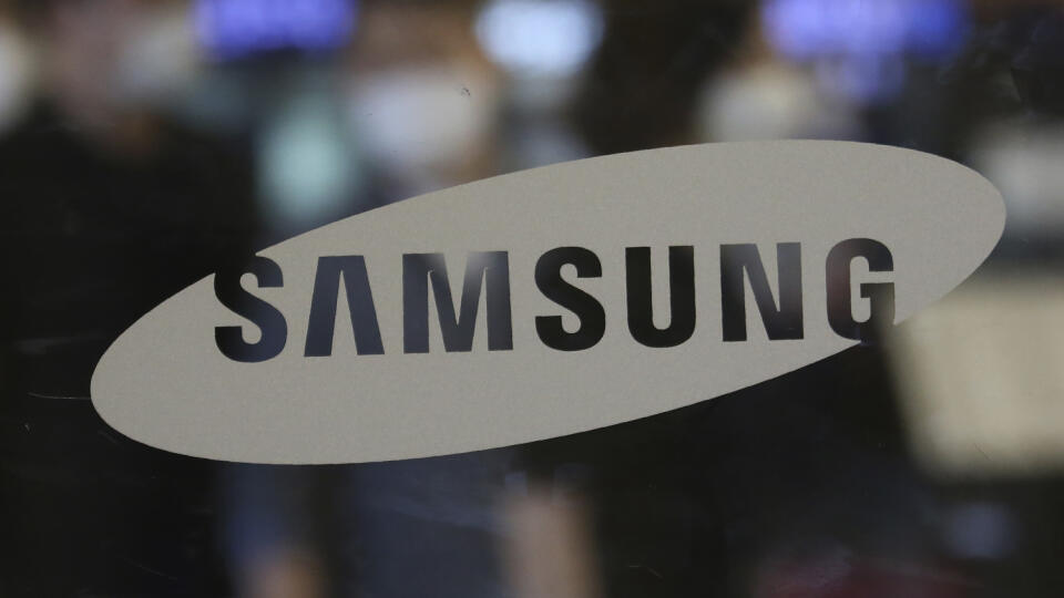 KK10 Soul - Na snímke logo juhokórejského technologického gigantu Samsung Electronics 7. júla 2020 v Soule. Juhokórejský technologický gigant Samsung Electronics v utorok oznámil, že jeho prevádzkový zisk v 2. štvrťroku 2020 pravdepodobne vzrástol o zhruba 23 %. Vďačí za to veľkému dopytu po pamäťových čipoch a displejoch, čo mu pomohlo prekonať negatívny vplyv pandémie nového koronavírusu na predaj smartfónov. FOTO TASR/AP
The logo of the Samsung Electronics Co. is seen at its shop in Seoul, So