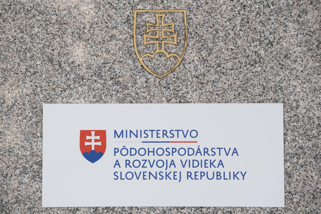 Na snímke tabuľa s nápisom na budove, v ktorej sídli Ministerstvo pôdohospodárstva a rozvoja vidieka SR na Dobrovičovej ulici v Bratislave 13. júla 2020. FOTO TASR - Jaroslav Novák