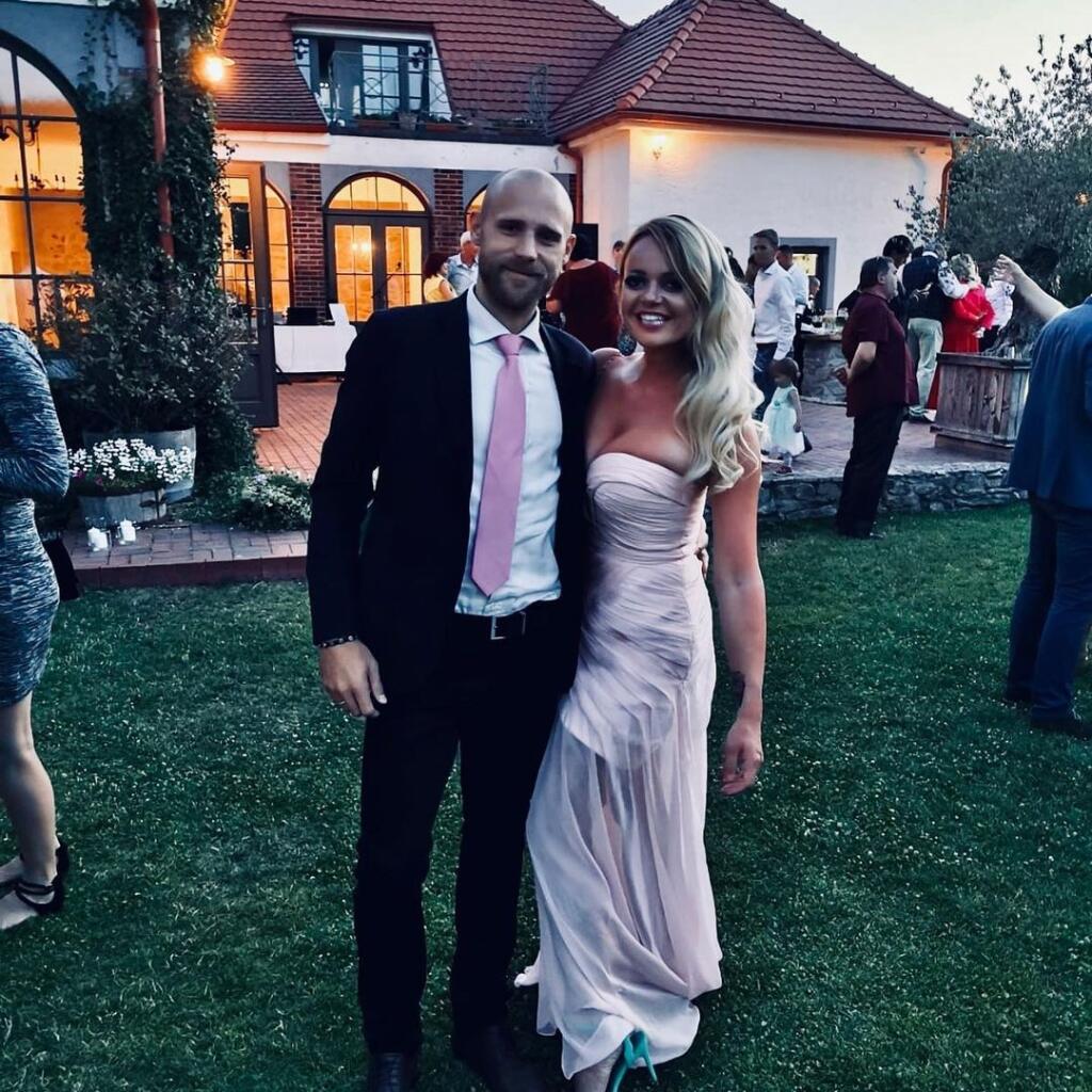 Treba uznať, že nevesta futbalového majstra Európy z roku 1976 je naozaj krásna žena. na fotografii s manželom Martinom.