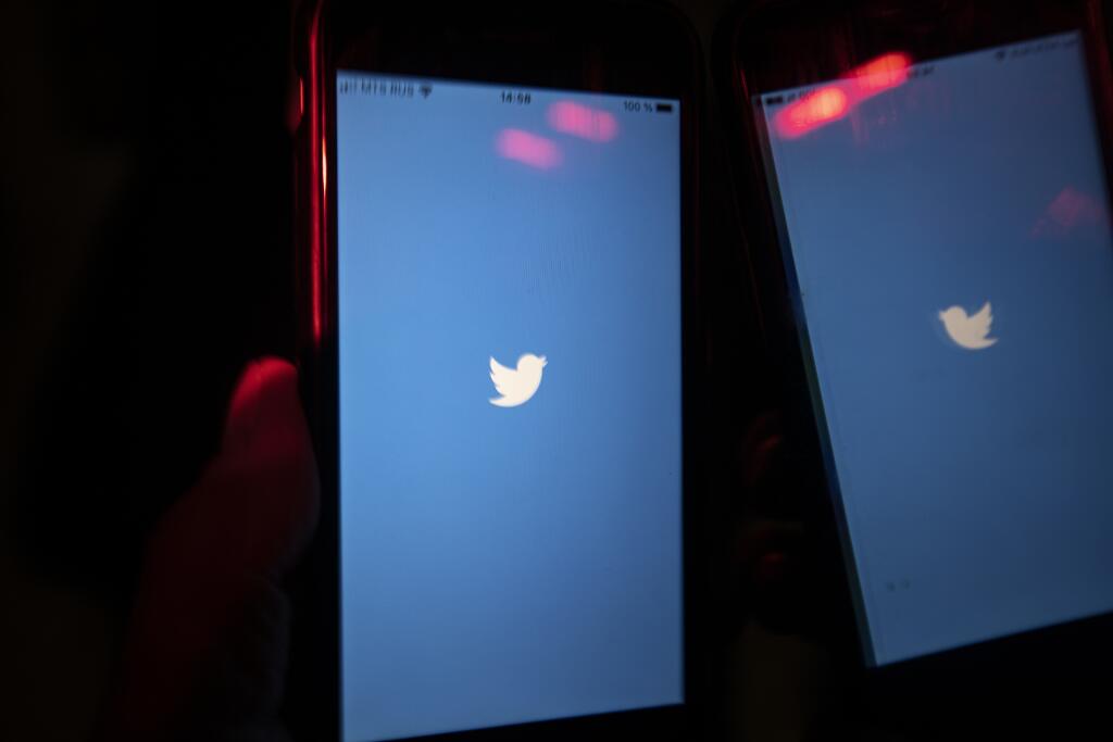 KK3 Moskva - Používateľ mobilného telefónu zapína aplikáciu Twitter na smartfóne 10. marca 2021 v Moskve. Rusko v stredu oznámilo, že plánuje na svojom území spomaliť služby sociálnej siete Twitter pre jej používateľov z dôvodu nerešpektovania požiadaviek na odstránenie nevhodného obsahu. FOTO TASR/AP
A mobile phone user turns on Twitter application on his smartphone in Moscow, Russia, Wednesday, March 10, 2021. Russian authorities say they have moved to slow down the speed of Twitter over its f