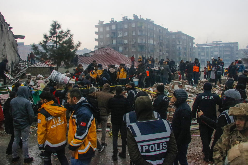 WA 13 Dijarbakir - Miestni ovytelia a záchranári  prehľadávajú trosky budov, ktoré sa zrútili v dôsledku silného zemetrasenia v meste Dijarbakir na juhu Turecka v pondelok 6. februára 2023. Najmenej 195 ľudí prišlo o život v noci na pondelok pri silnom zemetrasení, ktoré nastalo na juhovýchode Turecka neďaleko hranice so Sýriou. Otrasy s magnitúdou 7,8 zničili mnohé budovy na oboch stranách hranice a vystrašení obyvatelia vybiehali do zasnežených ulíc počas studenej zimnej noci. FOTO TASR/AP
 
P