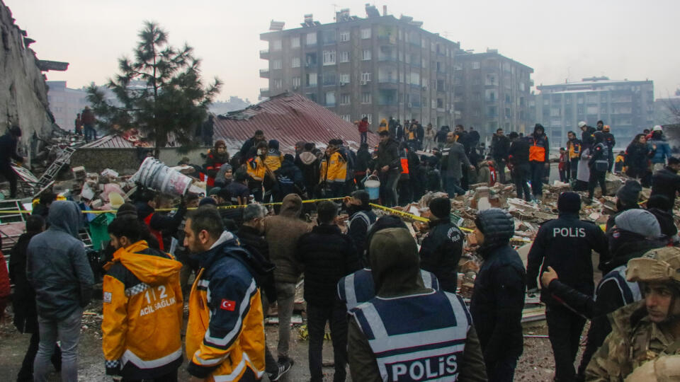 WA 13 Dijarbakir - Miestni ovytelia a záchranári prehľadávajú trosky budov, ktoré sa zrútili v dôsledku silného zemetrasenia v meste Dijarbakir na juhu Turecka v pondelok 6. februára 2023. Najmenej 195 ľudí prišlo o život v noci na pondelok pri silnom zemetrasení, ktoré nastalo na juhovýchode Turecka neďaleko hranice so Sýriou. Otrasy s magnitúdou 7,8 zničili mnohé budovy na oboch stranách hranice a vystrašení obyvatelia vybiehali do zasnežených ulíc počas studenej zimnej noci. FOTO TASR/AP
P