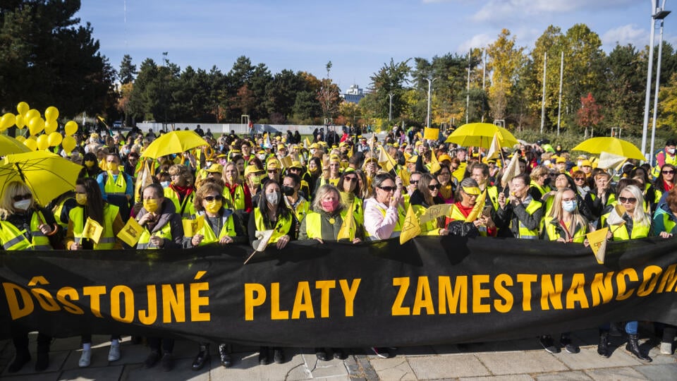 Na snímke protestné zhromaždenie Konfederácie odborových zväzov (KOZ) SR na podporu kolektívneho vyjednávania vo verejnej a štátnej službe a na podporu zvyšovania miezd, platov a životnej úrovne 2021, pred Úradom Vlády SR na Námestí slobody v Bratislave 27. októbra 2021. FOTO TASR - Jaroslav Novák