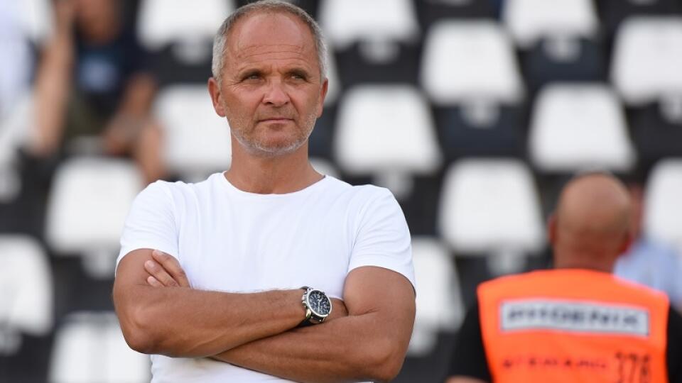 Na snímke tréner Juraj Jarábek počas prvého zápasu 3. predkola Európskej ligy UEFA PAOK Solún - FC Spartak Trnava na štadióne Tumba v Solúne vo štvrtok 30. júla 2015. FOTO TASR - Lukáš Grinaj
