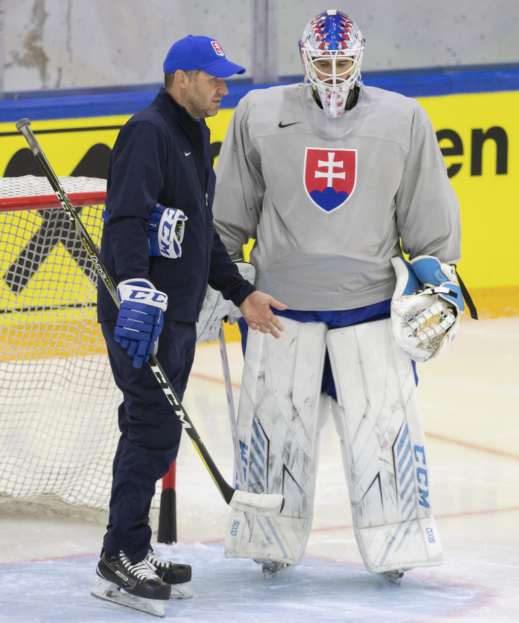 Na snímke vpravo slovenskí reprezentanti Patrik Rybár a vľavo tréner brankárov Ján Lašák počas tréningu na 85. majstrovstvách sveta v ľadovom hokeji v Helsinkách.