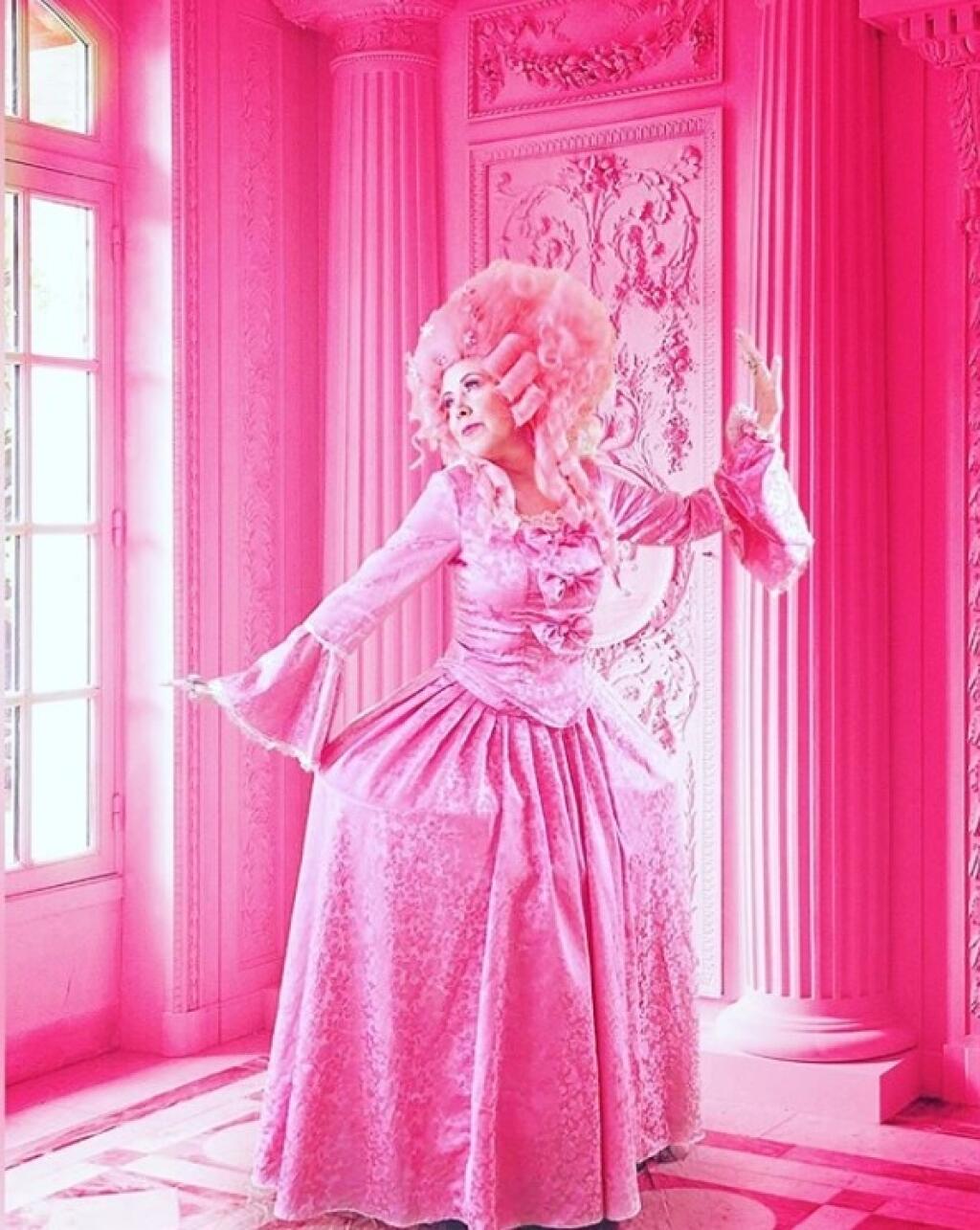 Пародии розовое. Киттен Кей сера. Фотосессия в розовом цвете. Женщина в розовом. Дама в розовом.