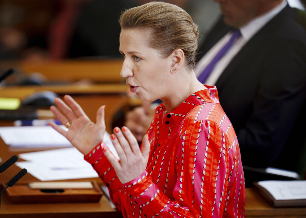 KK11 Kodaň - Dánska premiérka Mette Frederiksenová hovorí na zasadnutí parlamentu 31. mája 2023 v Kodani. Dánska premiérka Mette Frederiksenová v stredu predniesla v parlamente prejav sčasti napísaný s použitím nástroja umelej inteligencie (AI) s názvom ChatGPT. Chcela tak zdôrazniť revolučné stránky a riziká AI. FOTO TASR/AP
Denmark's Prime Minister Mette Frederiksen speaks during the Parliament's closing debate before the summer holidays at Christiansborg Castle, in Copenhagen, Denmark, Wednes