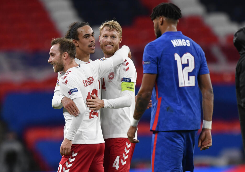 Dánsky futbalista Christian Eriksen sa teší z gólu so spoluhráčmi počas zápasu Ligy národov Anglicko - Dánsko 14. októbra 2020 v Londýne.