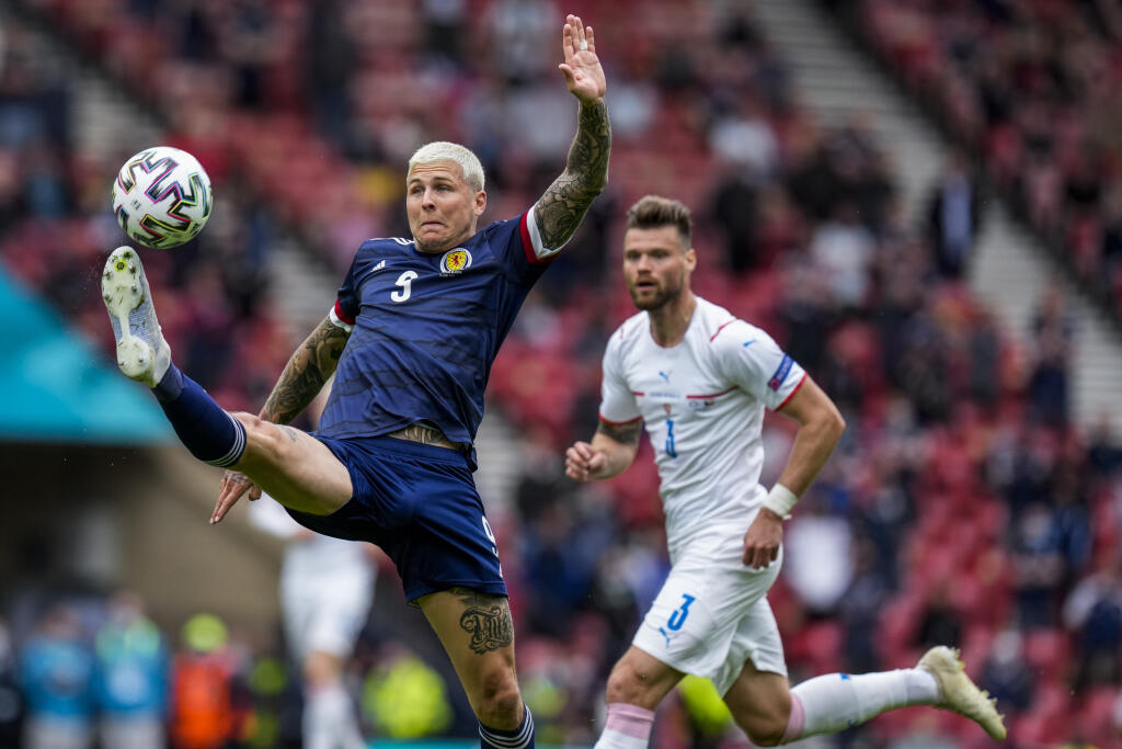 KK37 Glasgow - Škótsky futbalista Lyndon Dykes (vľavo) počas zápasu základnej D-skupiny Škótsko - Česká republika na ME vo futbale 14. júna 2021 v Glasgowe. FOTO TASR/AP
Scotland's Lyndon Dykes views for the ball during the Euro 2020 soccer championship group D match between Scotland and Czech Republic, at Hampden Park stadium in Glasgow, Scotland, Monday, June 14, 2021. (AP Photo/Petr David Josek, Pool)