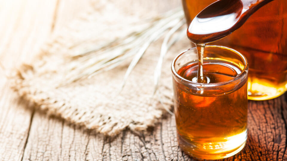 Maple,Syrup,In,Glass,Bottle,On,Wooden,Table