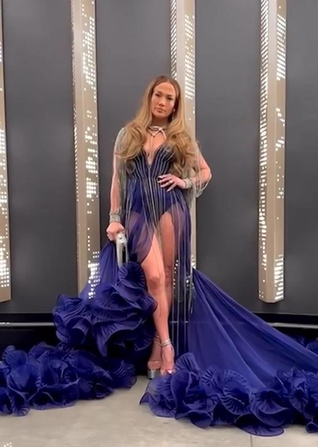 Zábery znudeného Bena Afflecka na odovzdávaní cien Grammy obleteli v pondelok celý svet. Z herca si fanúšikovia uťahovali, že vyzeral tak, že by bol radšej u zubára, než v prvom rade na podujatí. Úsmev na perách mu nevyčarila ani sexy róba jeho manželky Jennifer, ktorá bola počas večera neprehliadnuteľná.