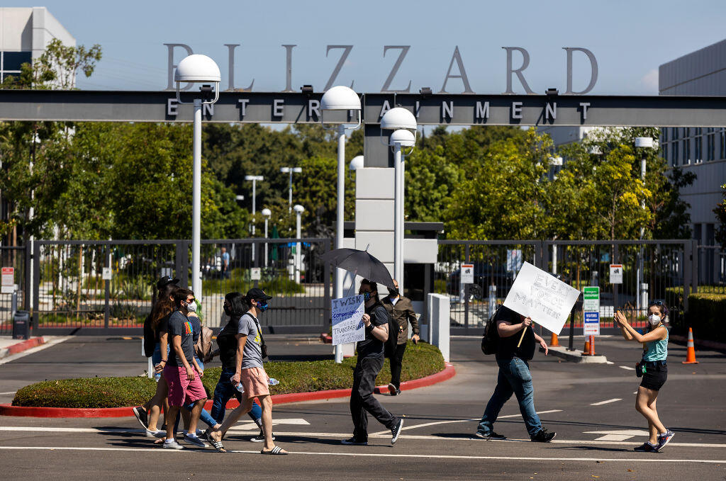 Zamestnancov spoločnosti Activision Blizzard usporiadali pred bránou sídla Activision Blizzard protestnú akciu.