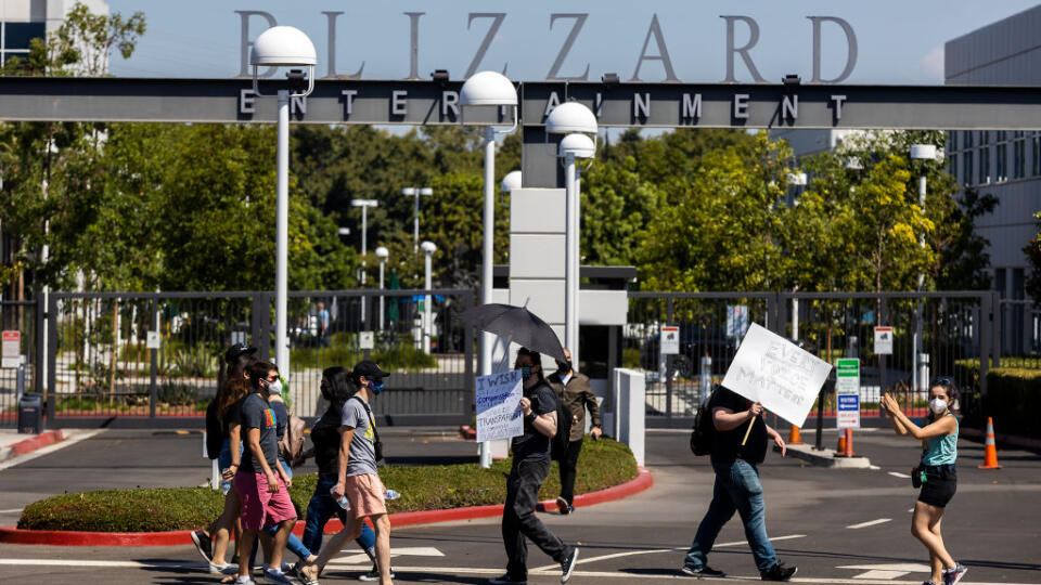 Zamestnancov spoločnosti Activision Blizzard usporiadali pred bránou sídla Activision Blizzard protestnú akciu.