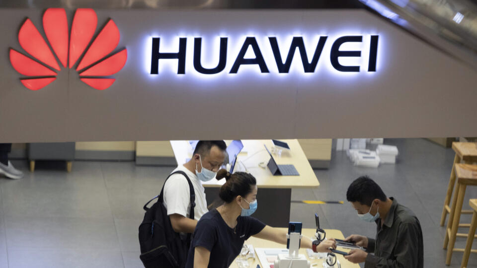 KK25 Peking - Návštevníci s ochrannými rúškami si pozerajú posledné produkty v obchode spoločnosti Huawei 15. júla 2020 v Pekingu. Čína varovala britského premiéra Borisa Johnsona, že na rozhodnutie vyradiť čínsky telekomunikačný koncern Huawei z výstavby 5G sietí v Británii Londýn doplatí stratou čínskych investícií. Zároveň dala najavo, že Británia tak ustúpila tlaku amerického prezidenta Donalda Trumpa. FOTO TASR/AP
Visitors wearing masks to curb the spread of the coronavirus look at the late