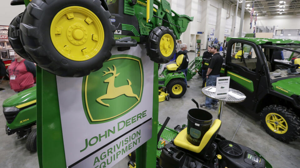 KK41 archív Council Bluffs - Na archívnej snímke z 23. februára 2018 produkty výrobcu agrotechniky John Deere sú vystavené v americkom Council Bluffs. Americký koncern Deere oznámil za 4. kvartál skončeného obchodného roka 2021/2022 rast zisku o tri štvrtiny, k čomu výrazne prispelo zvýšenie cien výrobkov spoločnosti. FOTO TASR/AP
FILE - In this Feb. 23, 2018 file photo, John Deere products, including a toy tractor on the sign, are on display at a home and garden trade show in Council Bluffs, Io