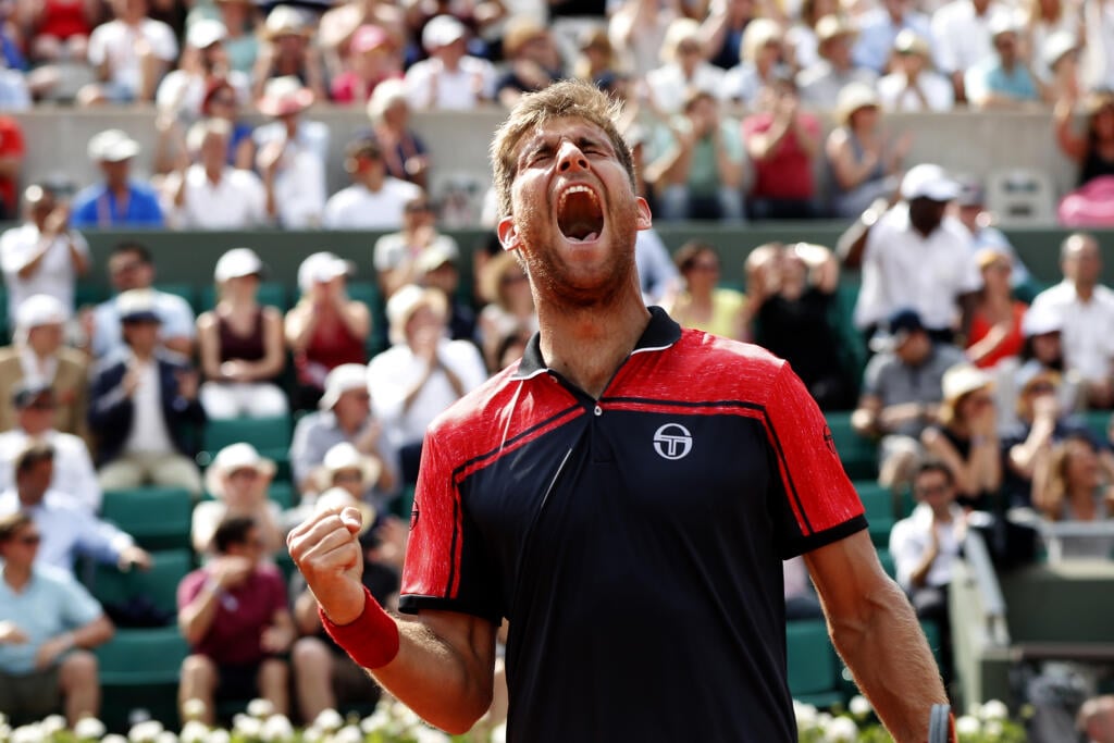 Slovenský tenista Martin Kližan sa raduje z víťaznej loptičky v zápase proti Britovi Andymu Murrayovi v 2. kole dvojhry na grandslamovom turnaji Roland Garros 1. júna 2017 v Paríži.
