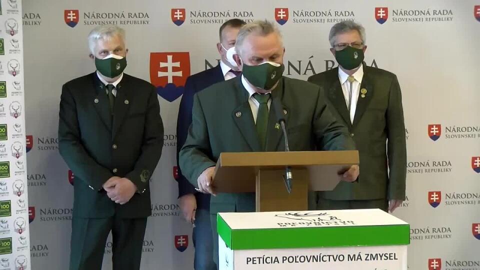 VIDEO Členovia petičného výboru dnes odovzdali Petíciu Poľovníctvo má zmysel