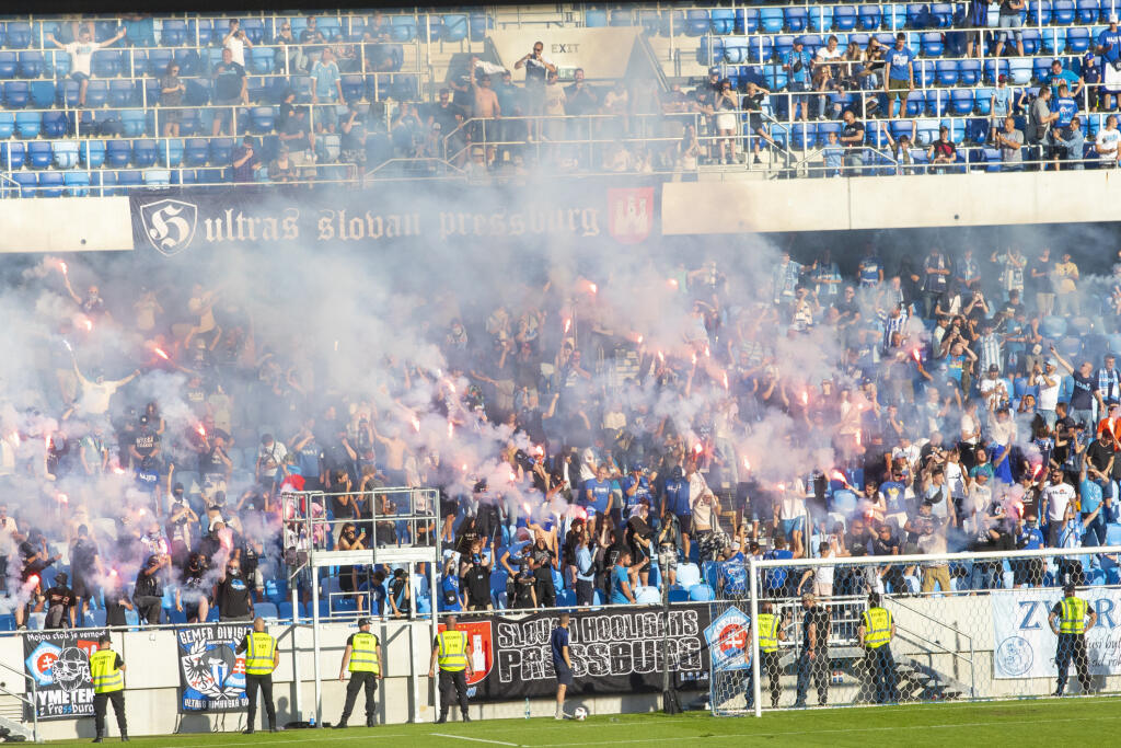 Na snímke futbalisti Slovana Bratislava , ktorý oslavujú zisk 4. titulu Fortuna ligy za sebou.