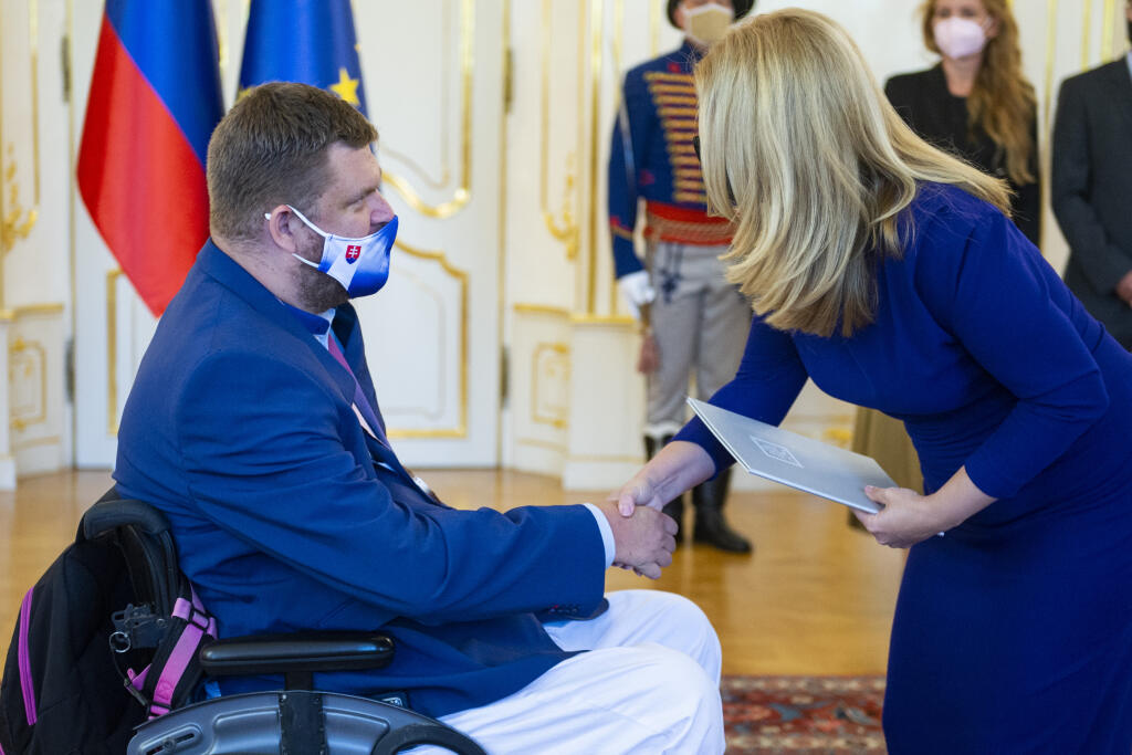 Prezidentka SR Zuzana Čaputová odovzdala ďakovné listy medailistom z Paralympijských hier 2020 v Tokiu. Na snímke zľava paralympionik Marián Kuřeja a prezidentka SR Zuzana Čaputová počas prijatia v Prezidentskom paláci 10. septembra 2021 v Bratislave. FOTO TASR - Jakub Kotian