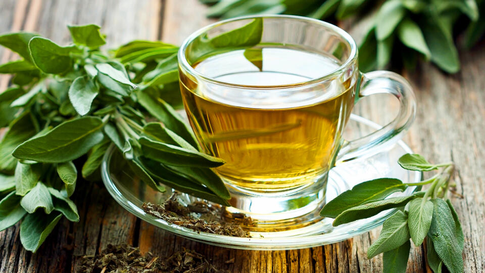 Sage,Tea,In,Glass,Mug,And,Sage,Leaves,On,Wooden