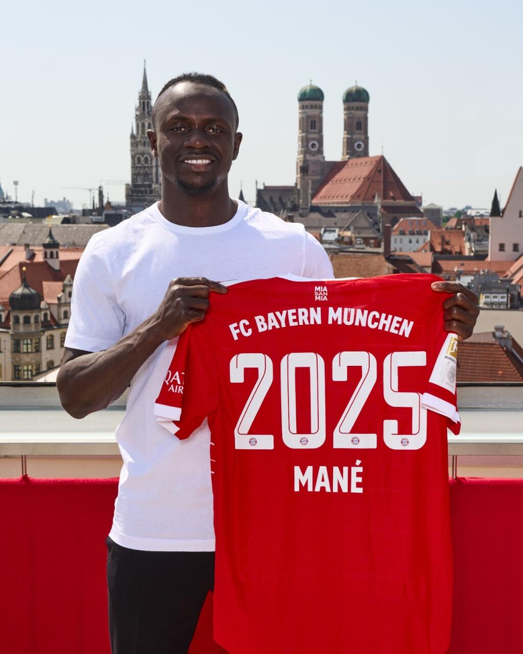 Senegalský futbalista Sadio Mane sa stal novou posilou Bayernu Mníchov. Tridsaťročný útočník podpísal v stredu s rekordným nemeckým šampiónom trojročný kontrakt.