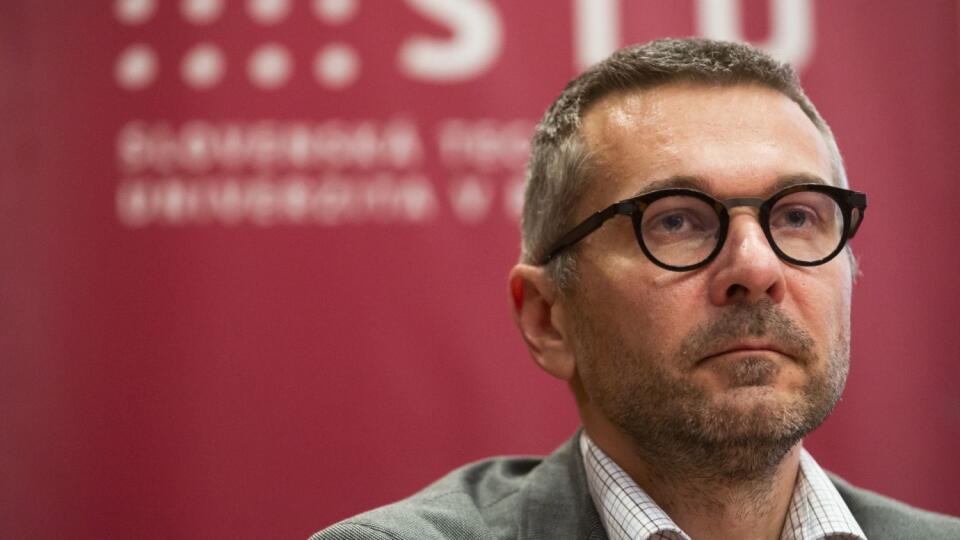 Na snímke dekan Fakulty informatiky a informačných technológií (FIIT) Slovenskej technickej univerzity (STU) Ivan Kotuliak počas tlačovej konferencie k riešeniu situácie na FIIT STU v Bratislave 14. januára 2020. FOTO TASR - Jaroslav Novák