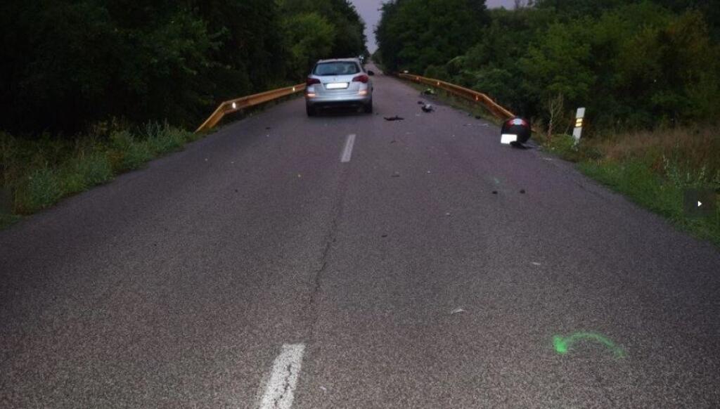 Zrážka motorkára a osobného auta sa stala medzi obcami Šahy a Preseľany nad Ipľom.