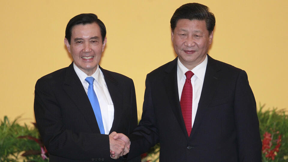 Na archívnej snímke zo 7. novembra 2015 vtedajší taiwanský prezident Ma Jing-ťiou (vľavo) a čínsky prezident Si Ťin-pching pózujú počas stretnutia v Singapure. Bývalý taiwanský prezident Ma Jing-ťiou v dňoch 27. marca až 7. apríla 2023 navštívi Čínu. Exprezidentova kancelária v nedeľu oznámila, že Ma bude viesť delegáciu akademikov, študentov a bývalých pracovníkov svojej administratívy. Navštívi viacero miest, do hlavného mesta Peking však nepricestuje.