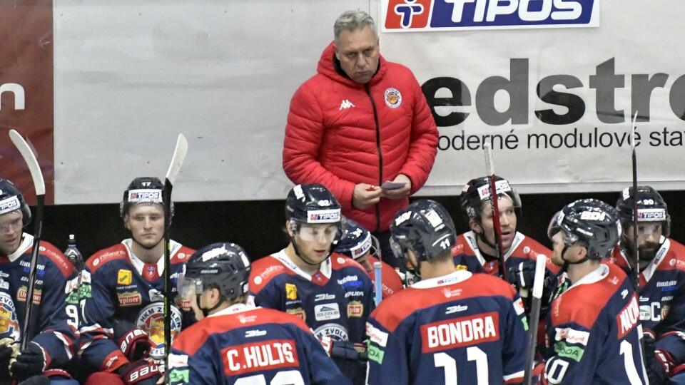 Na snímke tréner HKM Zvolen Peter Oremus stojí na striedačke v zápase 13. kola hokejovej Tipos extraligy HK Dukla Ingema Michalovce – HKM Zvolen v Michalovciach v piatok 27. októbra 2023. FOTO TASR - Roman Hanc