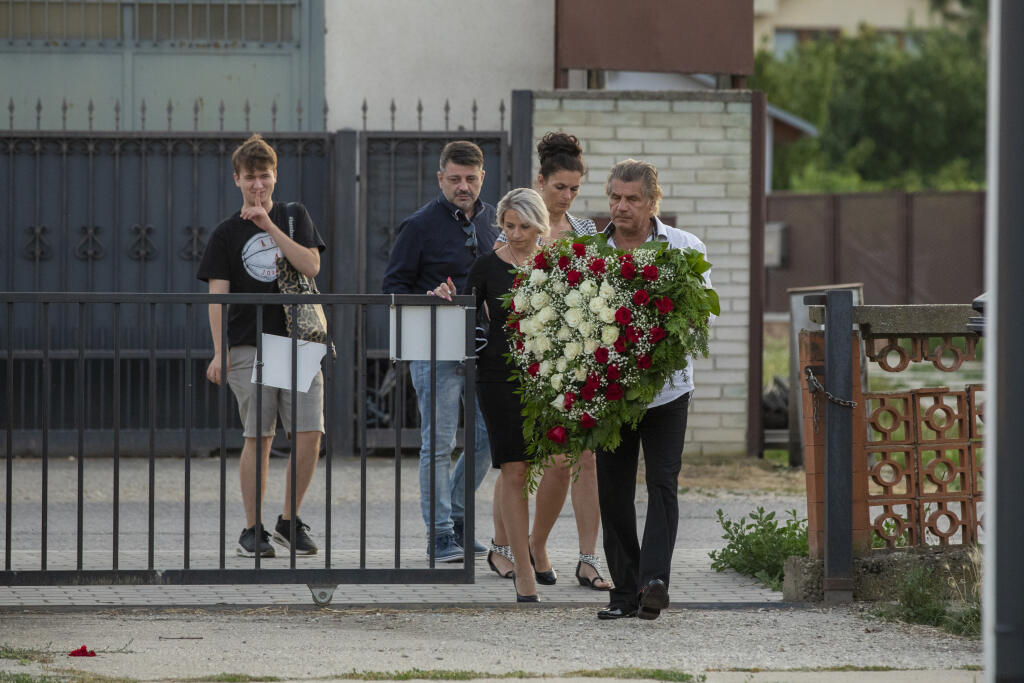 Svätá omša za Andreu Fischer v kostole v Dunajskej Lužnej.
Na obr. Jozef Ivaska , Andrea Weiterová, Petra Maxin, Noro Mezsároš, Otto Weiter
