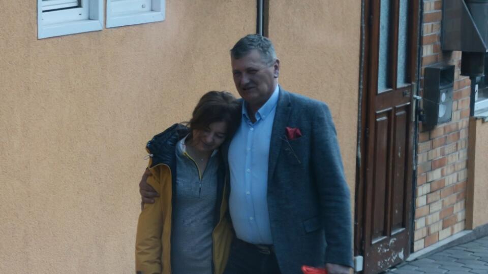 LÁSKA AKO HROM Pán generálny dá svojej asistentke všetko, ?o jej na o?iach vidí. Aj takmer štvortisícový plat.