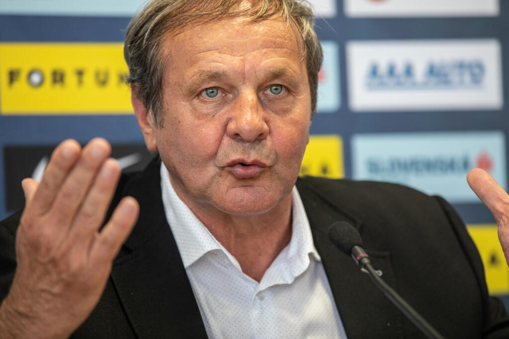 Kozák na futbal nezanevrie, je to jeho srdcová záležitosť a v tomto duchu rozmýšľal aj pri učinení rozhodnutia skončiť pri reprezentácii. "Strašne mi futbal chýba a bude chýbať. V danej chvíli som však vyhodnotil situáciu tak, že pre futbal bude najlepšie, keď skončím. Stále chcem ostať slobodný človek, to je pre mňa najviac v živote. A taký aj ostanem."