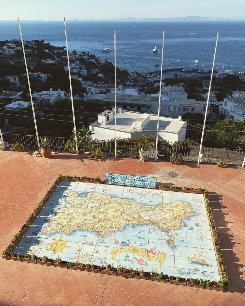 Veronika so Sajfom si užívajú dovolenku v talianskom Capri. Oslávili tam 5. výročie svadby.
