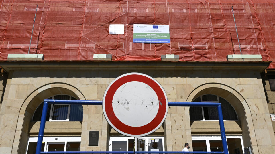Rekonštrukcia kultúrneho domu v Dubnici nad Váhom. Na snímke pohľad na priečelie budovy 21. mája 2020. FOTO TASR - Radovan Stoklasa
